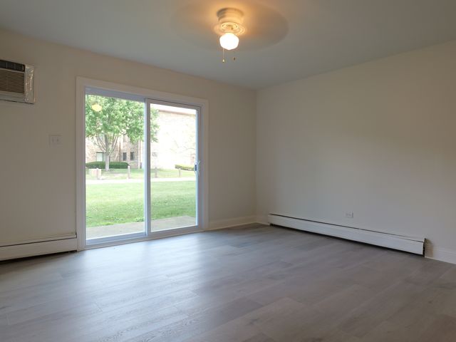 143 W Elk Trail 141, Carol Stream, IL 60188