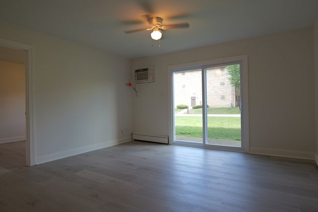 143 W Elk Trail 141, Carol Stream, IL 60188
