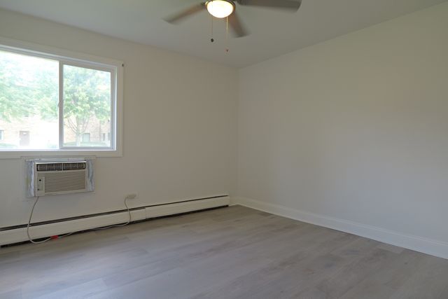 143 W Elk Trail 141, Carol Stream, IL 60188