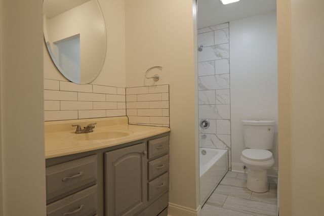 143 W Elk Trail 141, Carol Stream, IL 60188