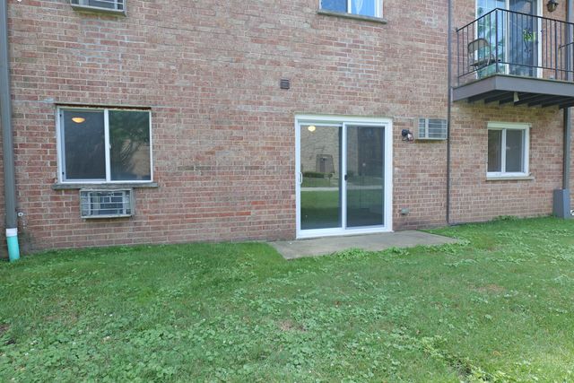 143 W Elk Trail 141, Carol Stream, IL 60188