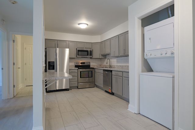 143 W Elk Trail 141, Carol Stream, IL 60188
