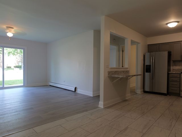 143 W Elk Trail 141, Carol Stream, IL 60188