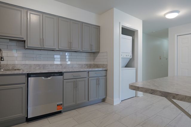 143 W Elk Trail 141, Carol Stream, IL 60188
