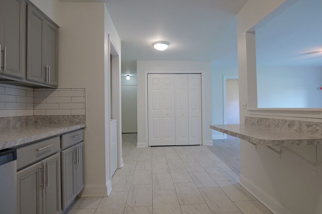 143 W Elk Trail 141, Carol Stream, IL 60188