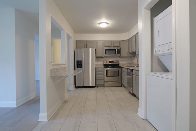 143 W Elk Trail 141, Carol Stream, IL 60188