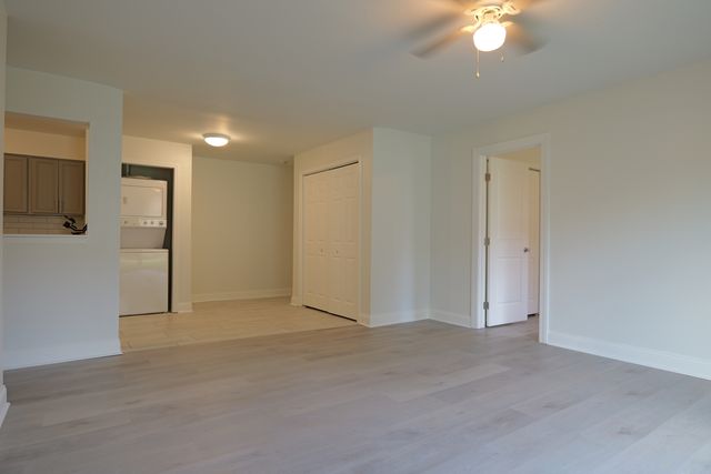 143 W Elk Trail 141, Carol Stream, IL 60188