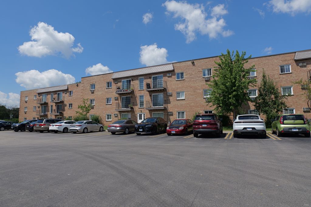 143 W Elk Trail 141, Carol Stream, IL 60188