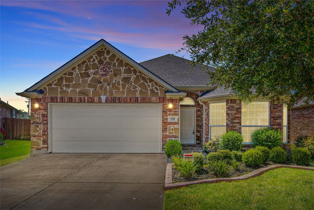 928 Wellington Drive, Lewisville, TX 75067
