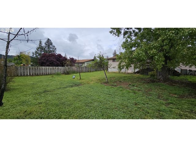 1731 Nw KEASEY St, Roseburg, OR 97471