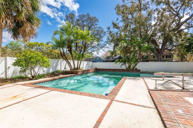 2804 LINTHICUM PLACE, Tampa, FL 33618