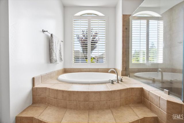 11204 Chiswick Court, Bakersfield, CA 93311