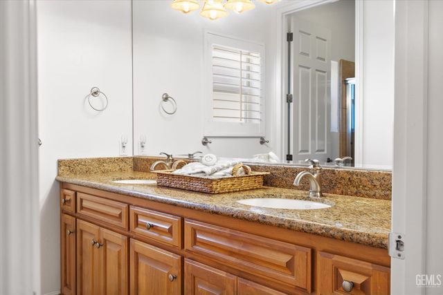 11204 Chiswick Court, Bakersfield, CA 93311