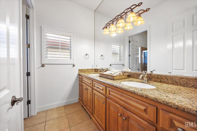 11204 Chiswick Court, Bakersfield, CA 93311