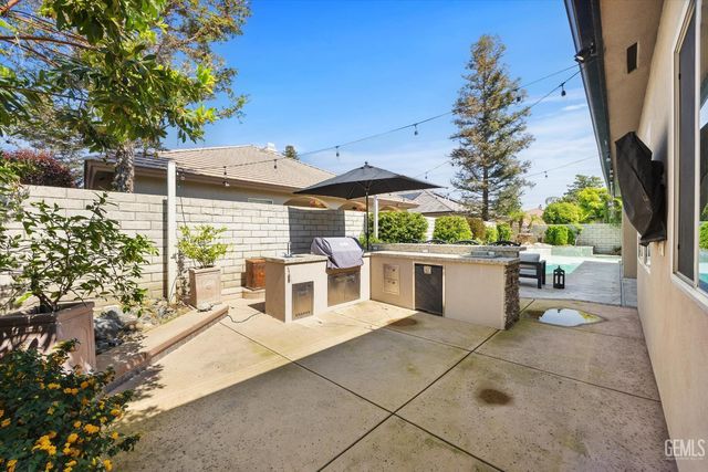 11204 Chiswick Court, Bakersfield, CA 93311