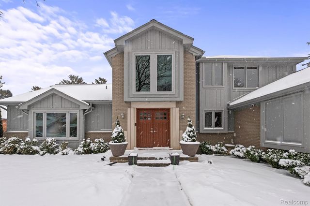 4926 Oak River Drive, Troy, MI 48098