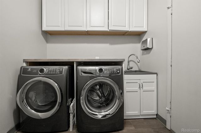 4926 Oak River Drive, Troy, MI 48098