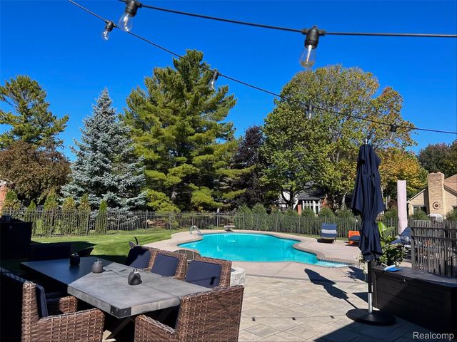 4926 Oak River Drive, Troy, MI 48098