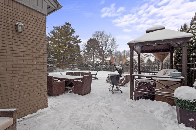 4926 Oak River Drive, Troy, MI 48098