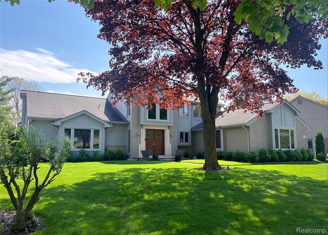4926 Oak River Drive, Troy, MI 48098