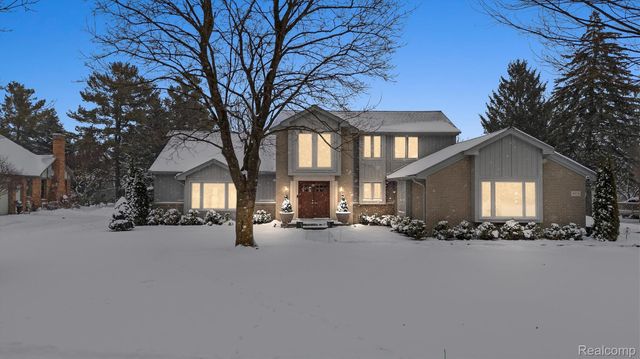4926 Oak River Drive, Troy, MI 48098