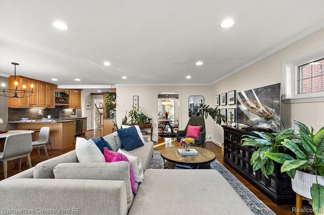 206 Mckinley Avenue, Grosse Pointe Farms, MI 48236
