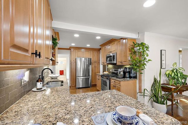 206 Mckinley Avenue, Grosse Pointe Farms, MI 48236
