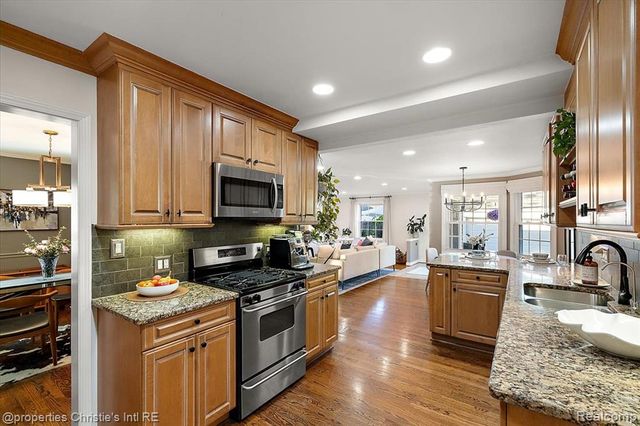 206 Mckinley Avenue, Grosse Pointe Farms, MI 48236