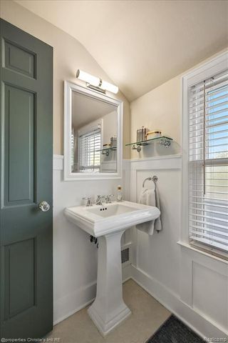 206 Mckinley Avenue, Grosse Pointe Farms, MI 48236