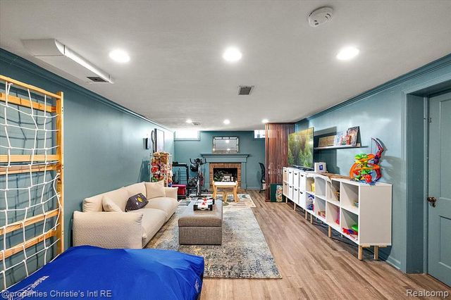 206 Mckinley Avenue, Grosse Pointe Farms, MI 48236