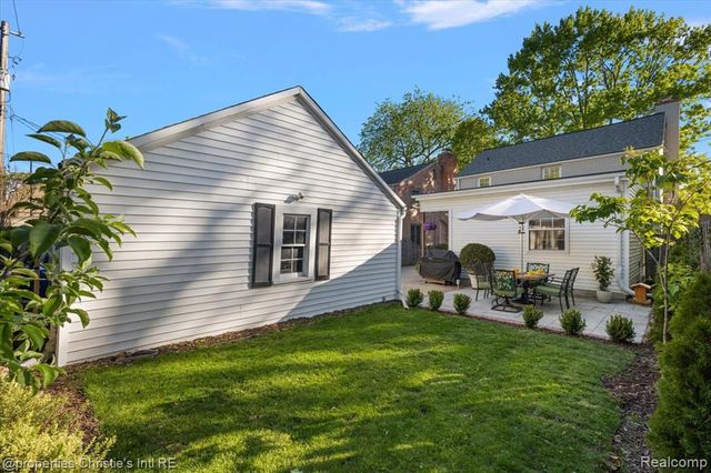 206 Mckinley Avenue, Grosse Pointe Farms, MI 48236