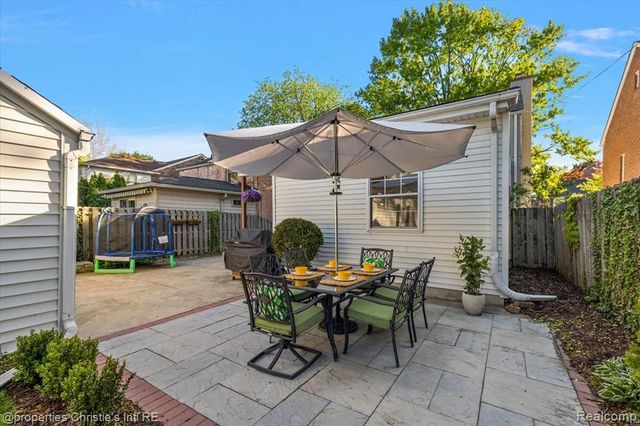 206 Mckinley Avenue, Grosse Pointe Farms, MI 48236
