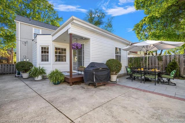 206 Mckinley Avenue, Grosse Pointe Farms, MI 48236