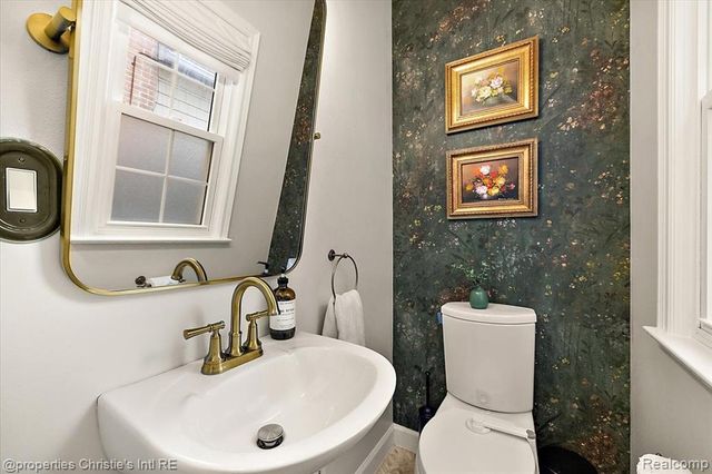 206 Mckinley Avenue, Grosse Pointe Farms, MI 48236