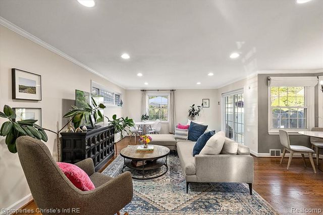 206 Mckinley Avenue, Grosse Pointe Farms, MI 48236