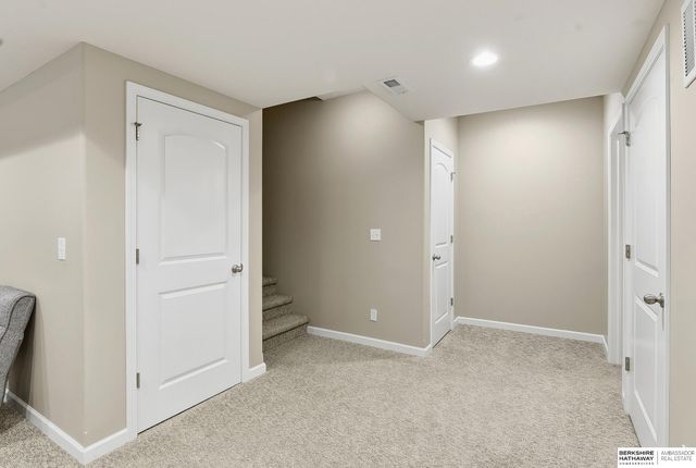 15035 Laurel Avenue, Omaha, NE 68116