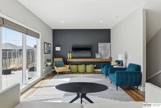 15035 Laurel Avenue, Omaha, NE 68116