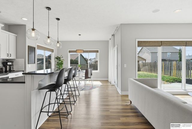 15035 Laurel Avenue, Omaha, NE 68116