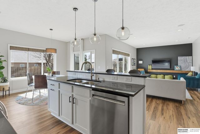 15035 Laurel Avenue, Omaha, NE 68116