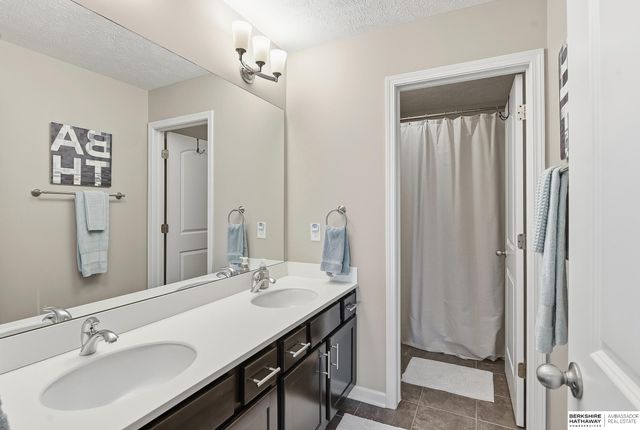 15035 Laurel Avenue, Omaha, NE 68116