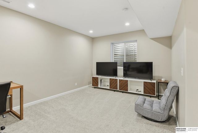 15035 Laurel Avenue, Omaha, NE 68116