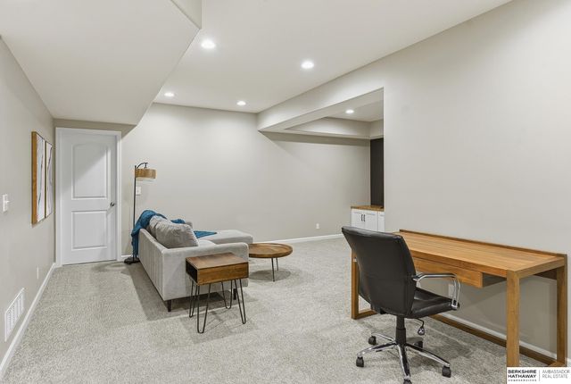 15035 Laurel Avenue, Omaha, NE 68116