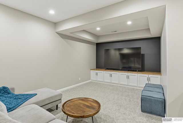 15035 Laurel Avenue, Omaha, NE 68116