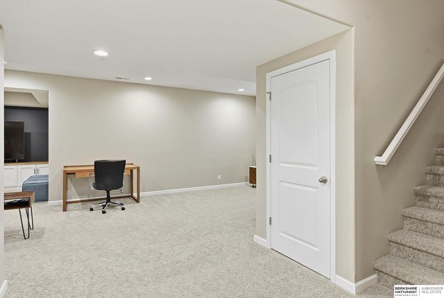 15035 Laurel Avenue, Omaha, NE 68116