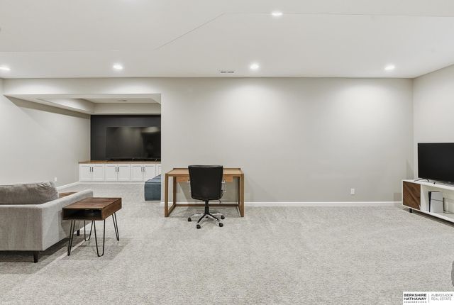 15035 Laurel Avenue, Omaha, NE 68116