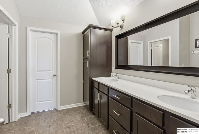 15035 Laurel Avenue, Omaha, NE 68116