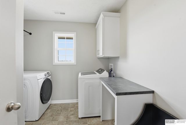 15035 Laurel Avenue, Omaha, NE 68116