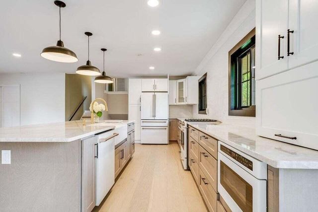 2050 Mt Kisco DRIVE, Elm Grove, WI 53122