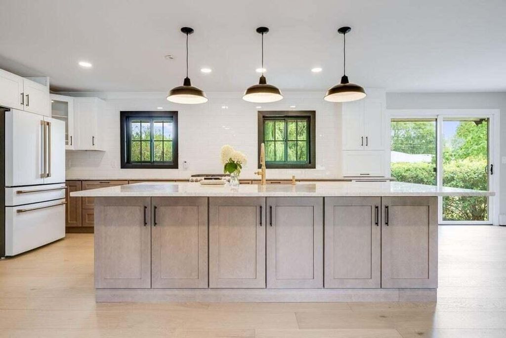 2050 Mt Kisco DRIVE, Elm Grove, WI 53122