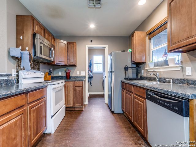 529 Indian Crossing, Jourdanton, TX 78026